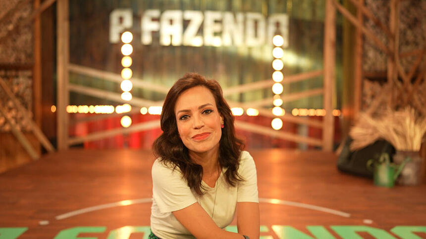 Fabiana Oliveira sentada no centro do palco de A Fazenda 14