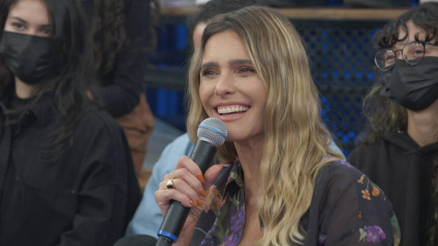 Fernanda Lima em trecho de uma participação no programa Altas Horas, com a plateia ao fundo