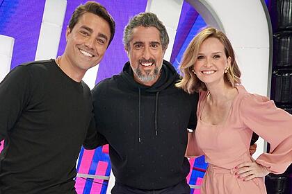 Fernanda Rodrigues e Ricardo Pereira se divertem com Marcos Mion durante gravação do Caldeirão, da TV Globo