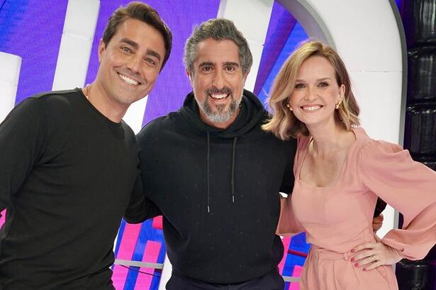 Fernanda Rodrigues e Ricardo Pereira se divertem com Marcos Mion durante gravação do Caldeirão, da TV Globo