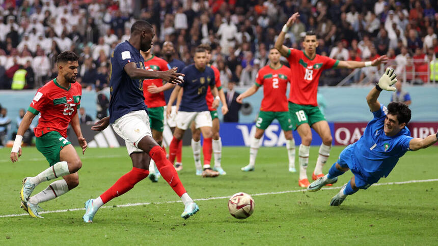 Trecho do jogo entre França e Marrocos, pela semifinal da Copa do Mundo 2022. Ataque da França e o goleiro de Marrocos pulando para defender a bola