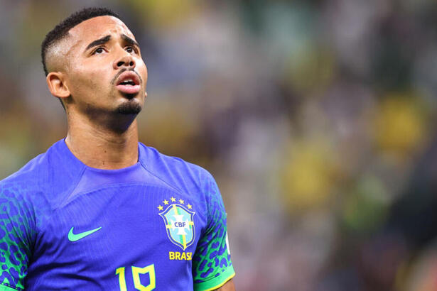 Gabriel Jesus, com a camisa azul do Brasil, olhando para o alto