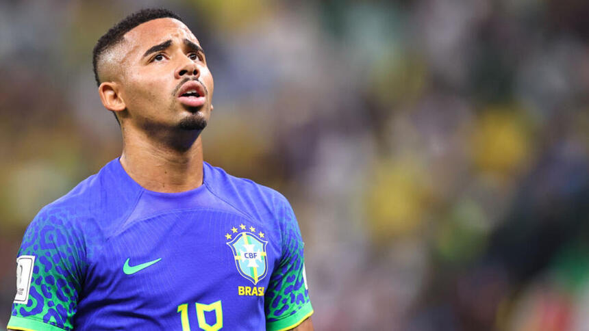 Gabriel Jesus, com a camisa azul do Brasil, olhando para o alto