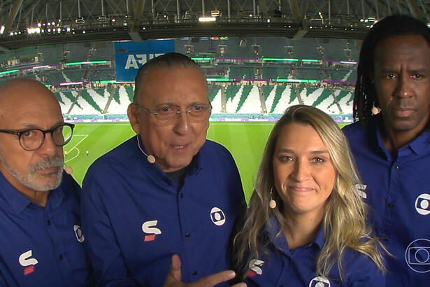 Galvão Bueno, ao lado de Júnior, Ana Thaís Matos e Roque Jr a cabine de transmissão no estádio da Copa do Mundo