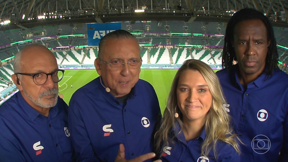 Galvão Bueno, ao lado de Júnior, Ana Thaís Matos e Roque Jr a cabine de transmissão no estádio da Copa do Mundo