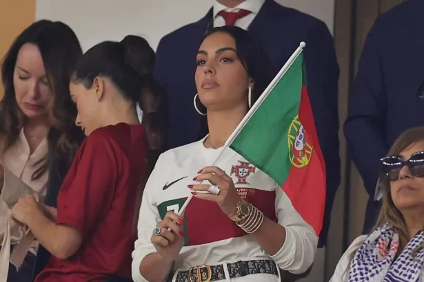 Georgina Rodríguez, na arquibancada do jogo, com uma bandeira de Portugal nas mãos