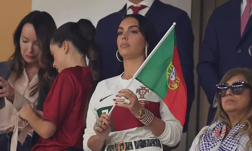 Georgina Rodríguez, na arquibancada do jogo, com uma bandeira de Portugal nas mãos