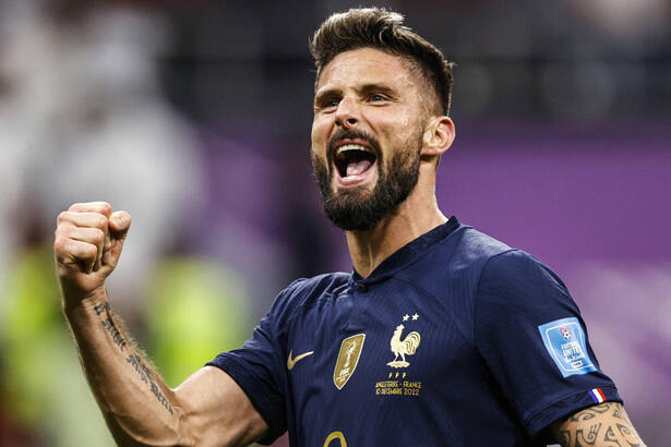 Jogador Giroud, com a camisa da França, comemorando um gol com a camisa da França na Copa do Mundo