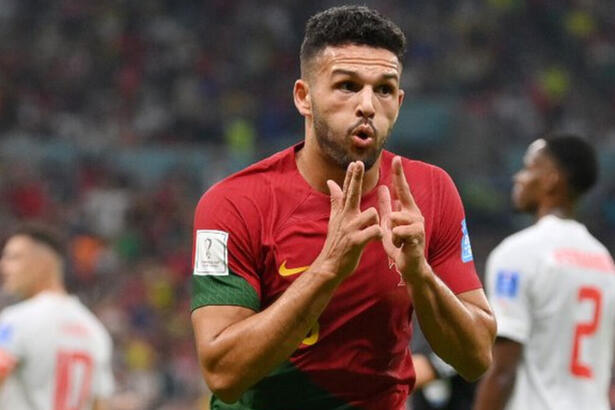 Jogador Gonçalo Ramos, em campo com a camisa de Portugal,, em jogo da Copa do Mundo