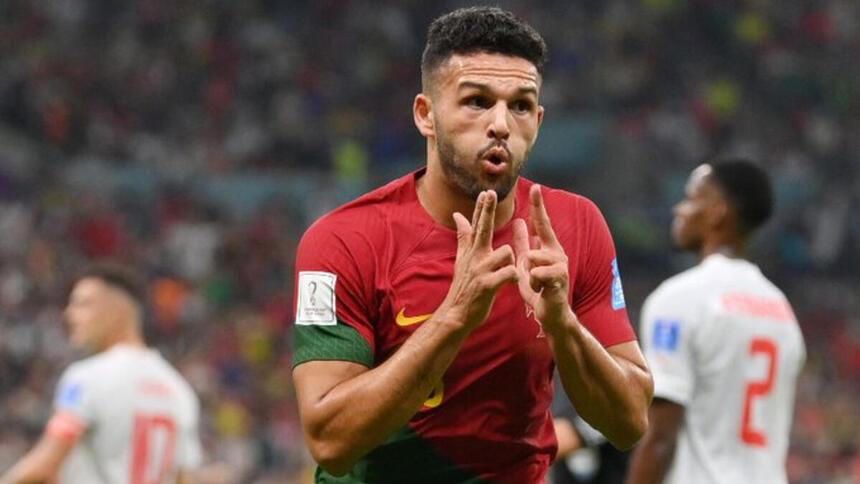 Jogador Gonçalo Ramos, em campo com a camisa de Portugal,, em jogo da Copa do Mundo