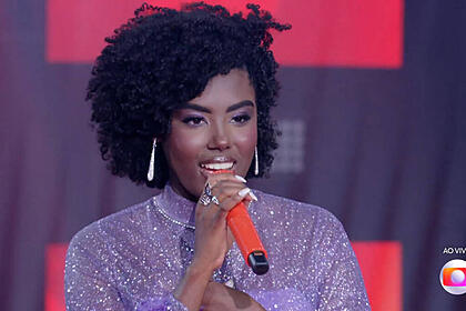 Keilla Júnia se apresentando no palco do The Voice Brasil