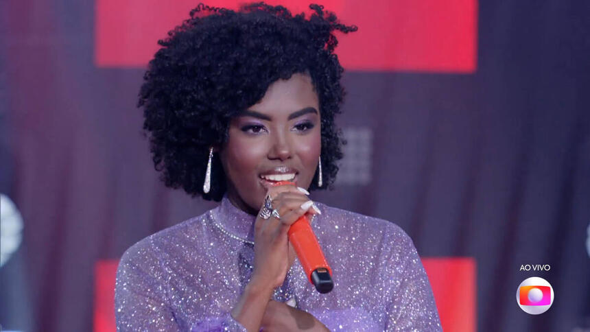 Keilla Júnia se apresentando no palco do The Voice Brasil