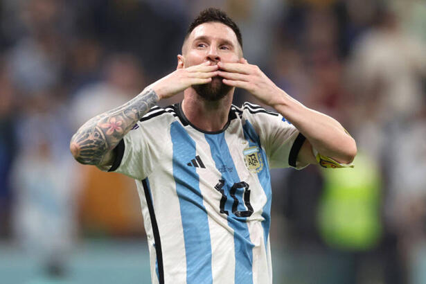 Messi comemorando um gol com a camisa da Argentina, mandando um beijo com as duas mãos