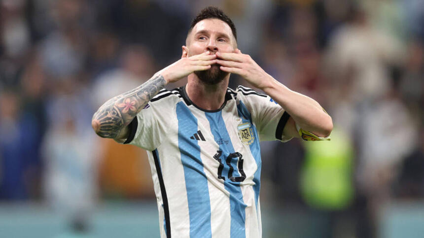 Messi comemorando um gol com a camisa da Argentina, mandando um beijo com as duas mãos