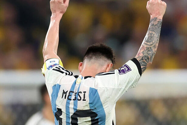 Messi, com a camisa 10 da Argentina, de costas, em jogo da Copa do Mundo