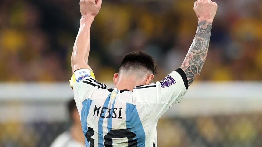 Messi, com a camisa 10 da Argentina, de costas, em jogo da Copa do Mundo