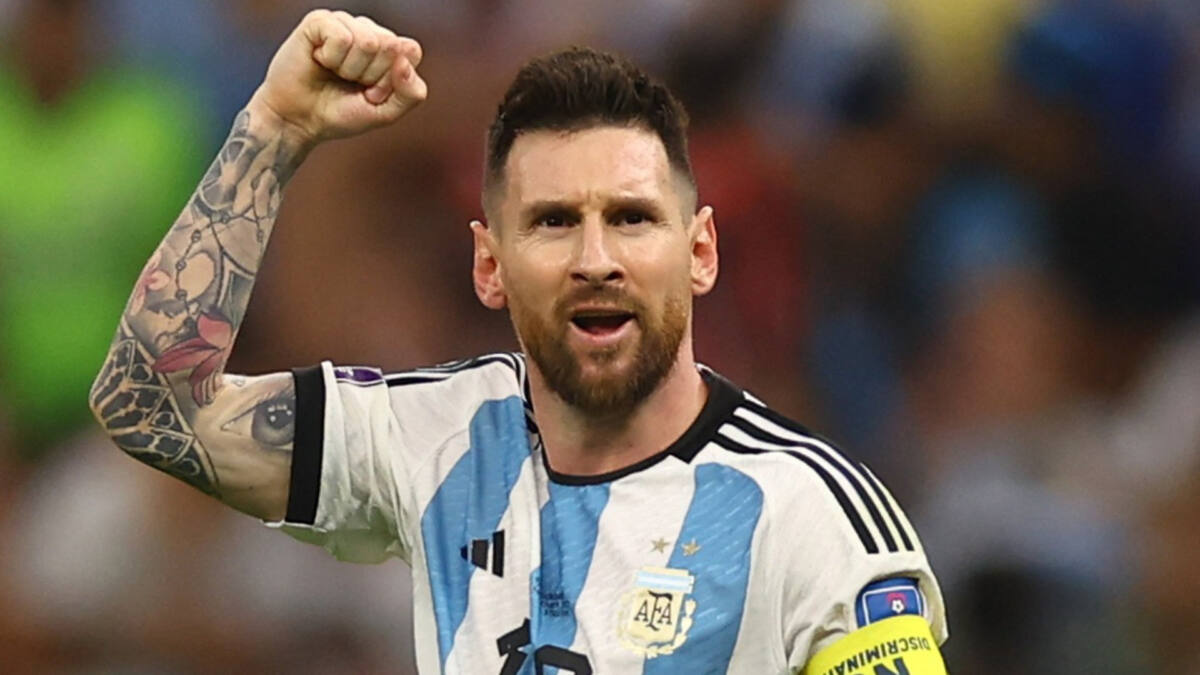 Messi, com um dos braços estendidos, comemorando um gol com a camisa da Argentina, em jogo da Copa do Brasil