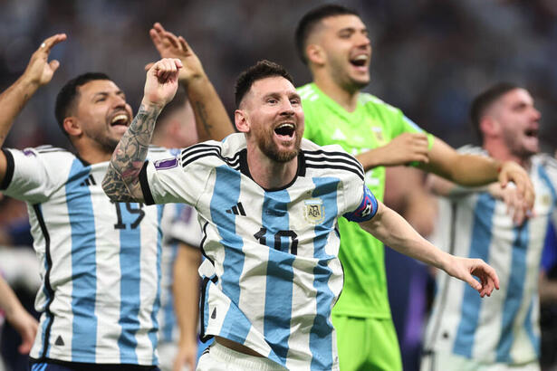 Messi pulando e comerando o título da Argentina, ao lado de outros colegas de seleção