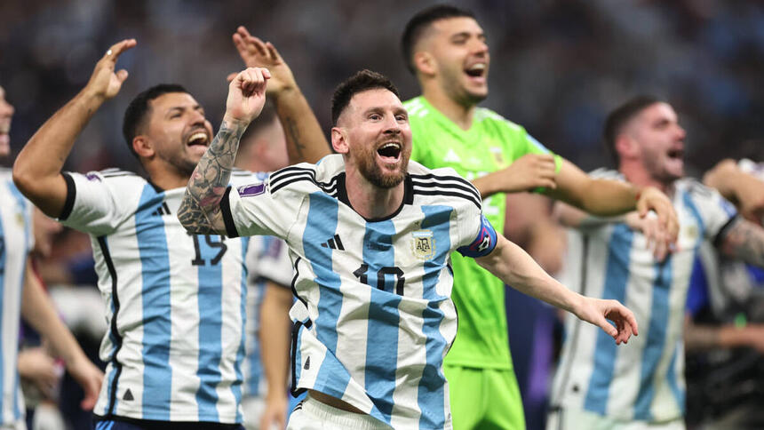 Messi pulando e comerando o título da Argentina, ao lado de outros colegas de seleção