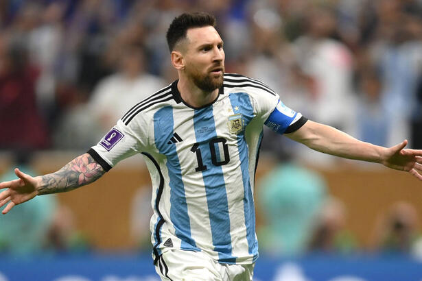 Messi, com os braços abertos, comemorando um gol com a camisa da Argentina na final da Copa do Mundo 2022