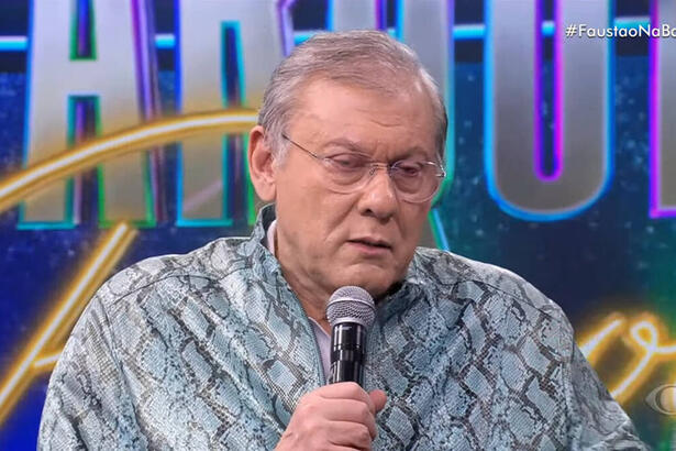 Milton Neves com uma blusa clara com estampas escura, em trecho do programa Faustão na Band