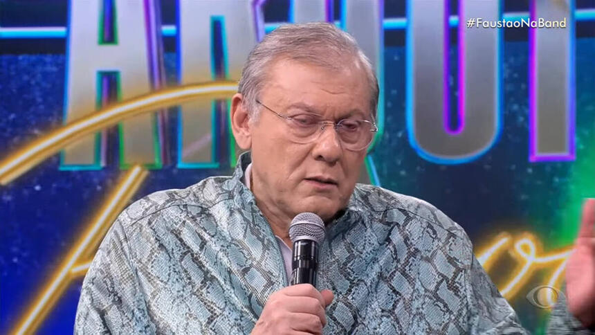 Milton Neves com uma blusa clara com estampas escura, em trecho do programa Faustão na Band