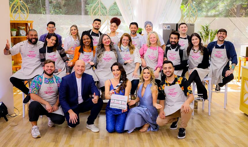 Reunião de todas participantes da 8ª temporada de Bake Off Brasil junto aos jurados e apresentadora durante gravação do programa do SBT