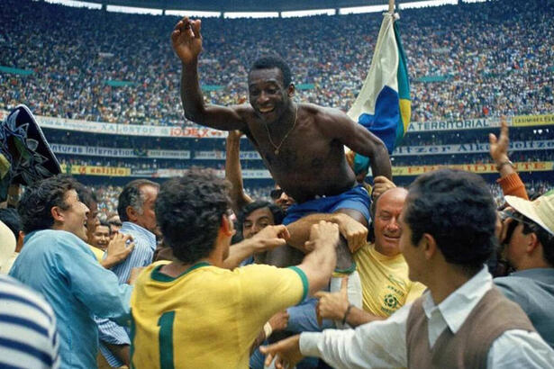 Pelé, sem camisa, sendo carregado nos ombros após a conquista da Copa de 1970