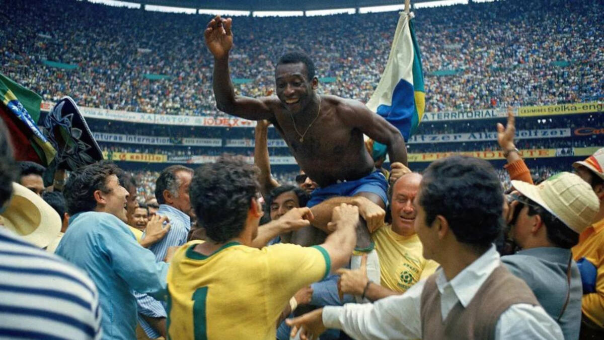 Pelé, sem camisa, sendo carregado nos ombros após a conquista da Copa de 1970