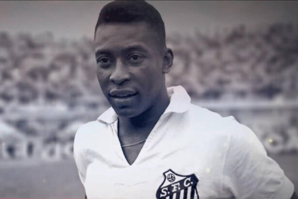 Pelé, em uma foto preto e branco, com a camisa do Santos, em trecho de reportagem do Domingo Espetacular