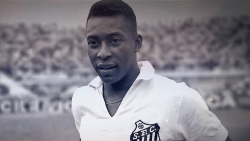 Pelé, em uma foto preto e branco, com a camisa do Santos, em trecho de reportagem do Domingo Espetacular