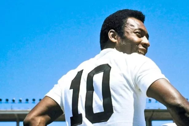 Pelé, de costas, com uma camisa branca do Santos, em trecho do documentário Pelé Eterno