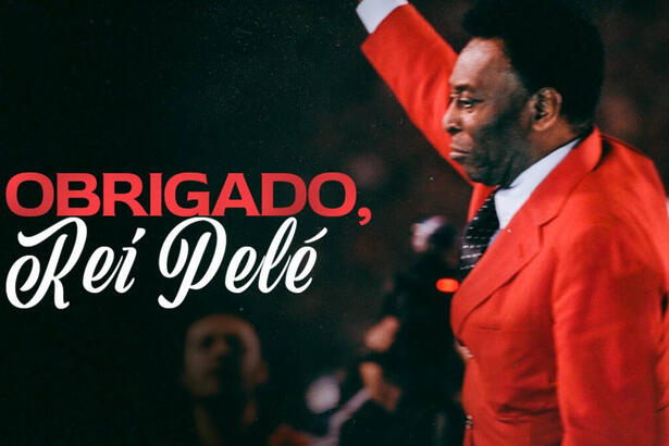 Pelé, com um terno vermelho e braço levantando, saudando o público, além dos escritos "Obrigado, Pelé"