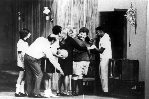 Pelé, Jô Soares, Ronald Golias e outros humoristas, na participação do Rei no humorístico especial "Família Trapo" da Record, em 1960.