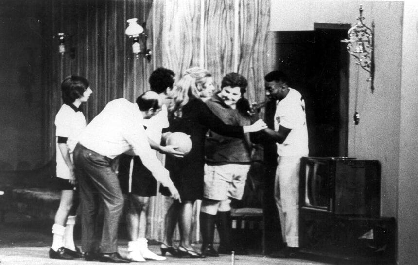 Pelé, Jô Soares, Ronald Golias e outros humoristas, na participação do Rei no humorístico especial "Família Trapo" da Record, em 1960.