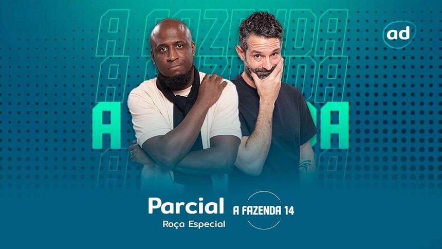 Na imagem, André com uma camisa branca e mão no ombro ao lado de Iran Malfitano que está com uma camisa preta e a mão na boca.
