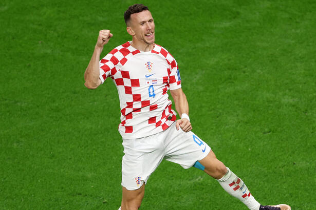 Jogador Perisic, em campo com a camisa da Croácia, em jogo da Copa do Mundo