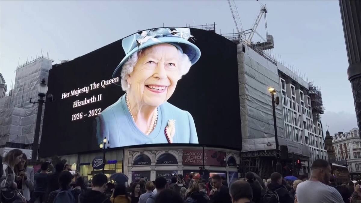 Homenagem ao falecimento da Rainha Elizabeth II, na Inglaterra no outdoor 