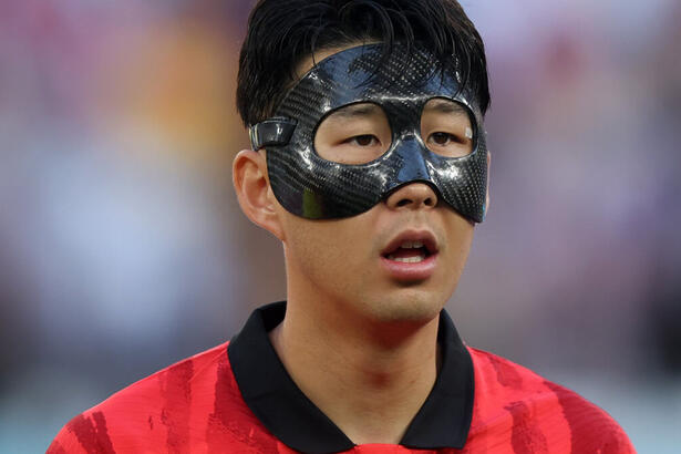 Son Heung-min, com a camisa do Coreia do Sul na Copa, utilizando a máscara preta de proteção