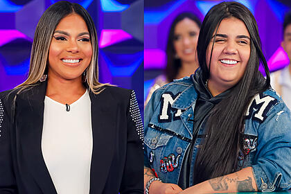 Montagem de Tays Reis, usando blazer preto e camisa branca, sorrindo, de cabelo liso, encostada na bancada, e Yasmin Santos, de jaqueta jeans azul, camisa preta, encostada na bancada, sorrindo, durante gravação do Programa Silvio Santos, do SBT