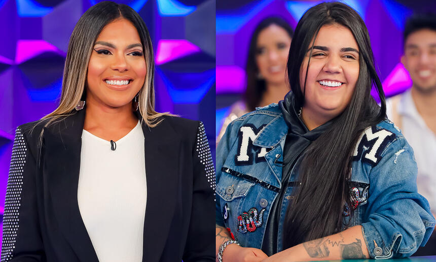 Montagem de Tays Reis, usando blazer preto e camisa branca, sorrindo, de cabelo liso, encostada na bancada, e Yasmin Santos, de jaqueta jeans azul, camisa preta, encostada na bancada, sorrindo, durante gravação do Programa Silvio Santos, do SBT