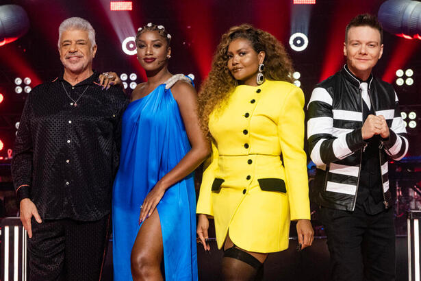 Lulu Santos, IZA, Gaby Amarantos e Michel Teló m foto posada no palco do The Voice Brasil 11