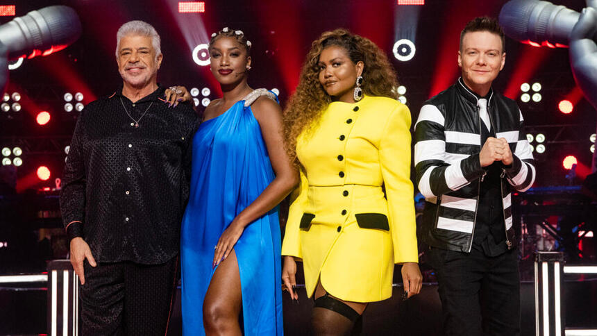 Lulu Santos, IZA, Gaby Amarantos e Michel Teló m foto posada no palco do The Voice Brasil 11