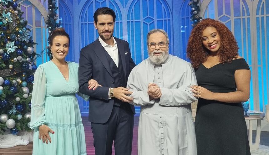 Mariangela Zan e Padre Antônio Maria ao lado dos Convidados do Sábado com Maria durante gravação