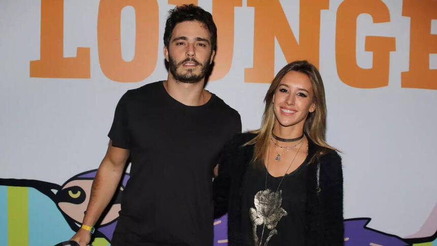 Thiago Rodrigues e Cris Dias, abraçados juntos, nos bastidores de um show