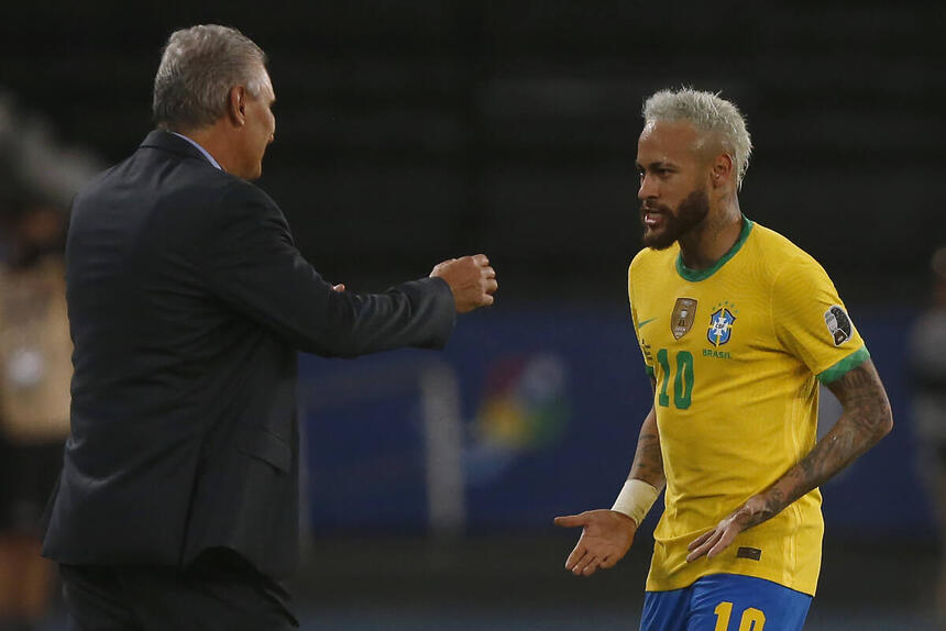 Tite de terno indo em direção para cumprimentar Neymar, com a camisa da Seleção Brasileira, após um jogo