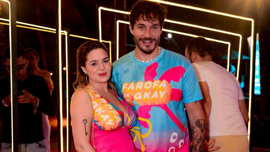 Viih Tube de camisa personalizada rosa ao lado de Eliezer de camisa azul abraçados na Farofa da Gkay