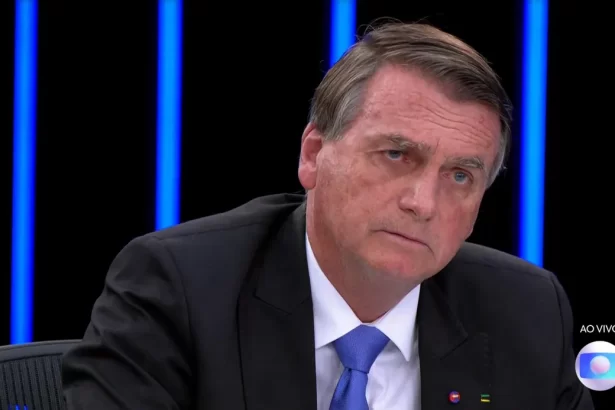 Bolsonaro com semblante triste no cenário do Jornal Nacional da TV Globo