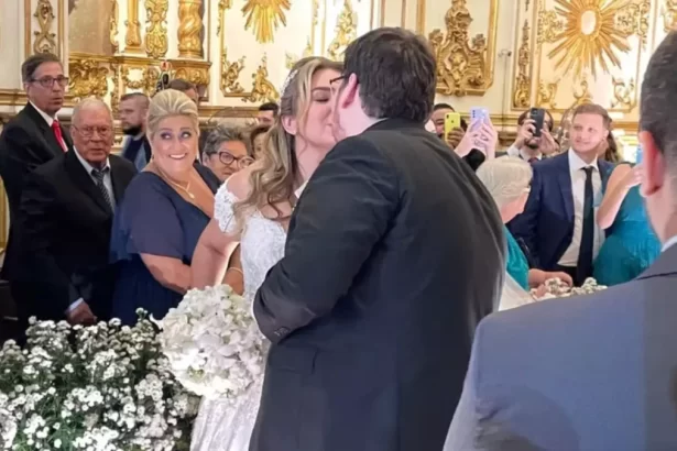 Casimiro Miguel e Anna Beatriz se beijando no casamento