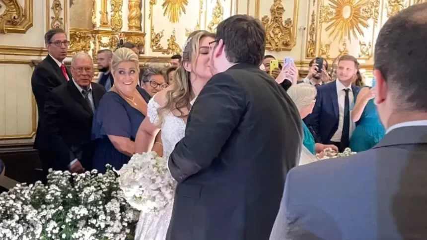 Casimiro Miguel e Anna Beatriz se beijando no casamento